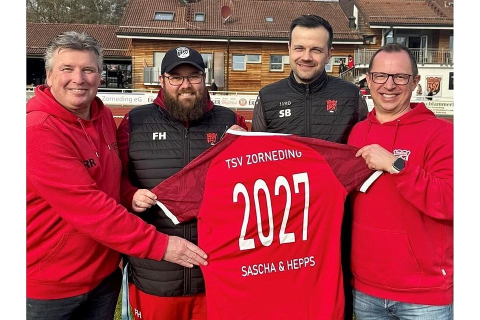Vertragsverlängerung bis 2027 beim Zornedinger Bezirksligisten (v.l.): Sportleiter Rudi Riedel, Co-Trainer Florian Heppert, Coach Sascha Bergmann und Spartenleiter Mark Grusz.