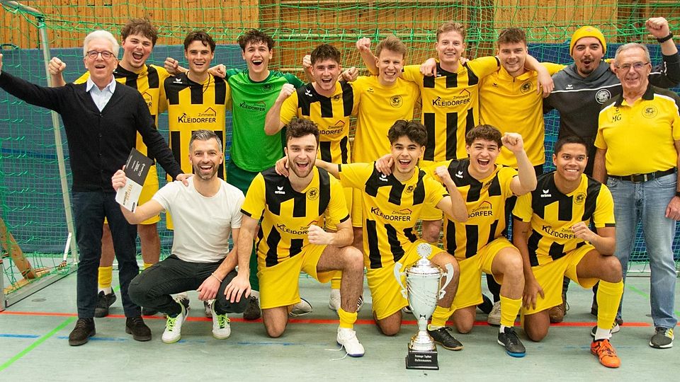 Jubel, Trubel, Heiterkeit: Die Fußballer des SE Freising kürten sich durch einen 1:0-Sieg im Finale gegen den SV Lohhof zum Hallenchampion. Das Gruppenspiel gegen den Kreisligisten hatten die Lerchenfelder noch verloren.