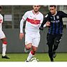 Nur er traf gegen den 1. FC Saarbrücken für die Stuttgarter: Jose-Enrique Rios Alonso (Mi.) Foto: Pressefoto Baumann