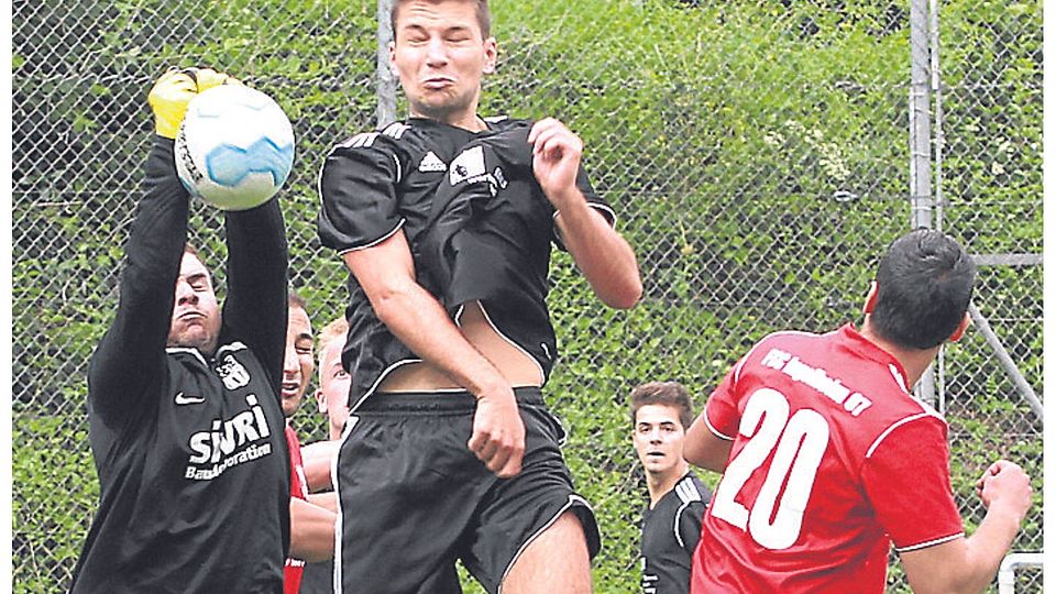Hände hoch: Ingelheims Torwart Berkay Gueven rettet vor Bingerbrücks Niklas Pfeifer (in schwarz). Archivfoto: Edgar Daudistel
