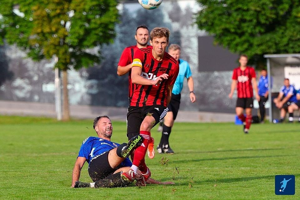 Im Hinspiel hatte die DJK um Kapitän und Leitwolf Maximilian Drechsler (re.) die Nase vorn. 