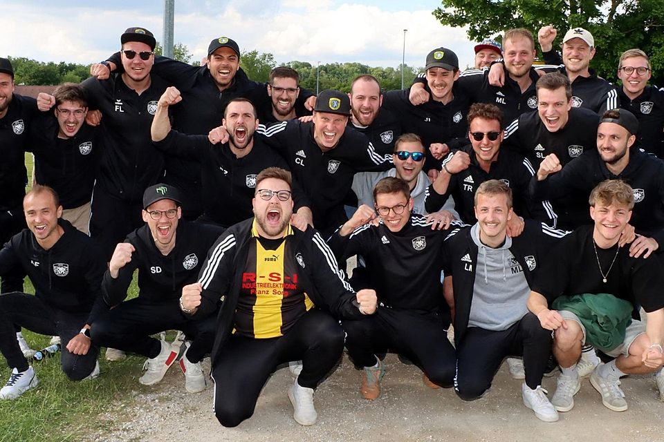 „Jetzt lassen wir erst einmal die Sau raus“: Die Attenkirchener Party begann am Sportplatz in Haag und fand ihre lange Fortsetzung im eigenen Sportheim.