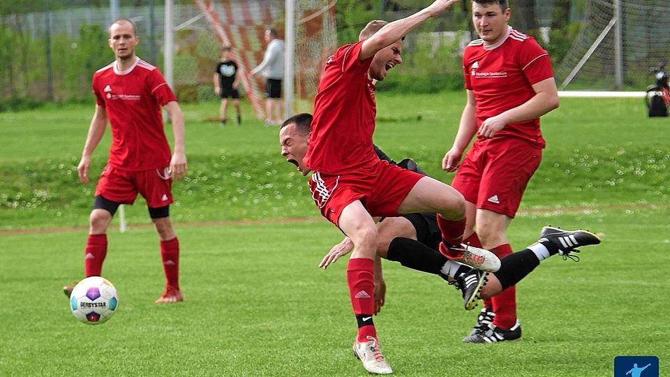 Mit einem Erfolg gegen den SV Etzenricht II will die Bezirksligareserve der SpVgg Vohenstrauß (in Rot) eine schwierige Spielzeit noch positiv mit dem Klassenerhalt beenden.