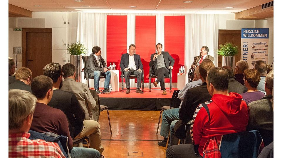 Im Fokus des Publikums: die Gesprächsrunde mit (von links) Moderator Florian Naß, Heribert Bruchhagen, Matthias Hagner und Karl-Heinz Wagner. Foto: Schepp