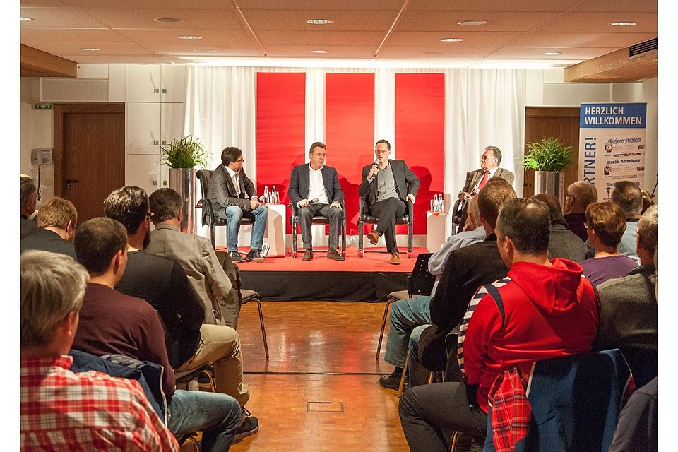 Im Fokus des Publikums: die Gesprächsrunde mit (von links) Moderator Florian Naß, Heribert Bruchhagen, Matthias Hagner und Karl-Heinz Wagner. Foto: Schepp