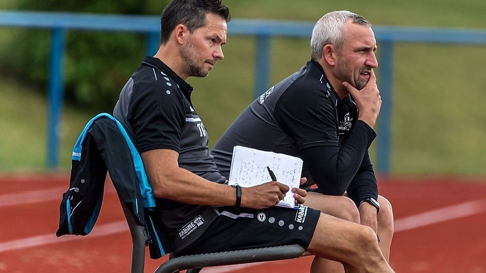 Konzentriert an der Seitenlinie: Thomas Giehl (links) hört am Ende der Saison als Trainer beim FSV Ohratal auf.