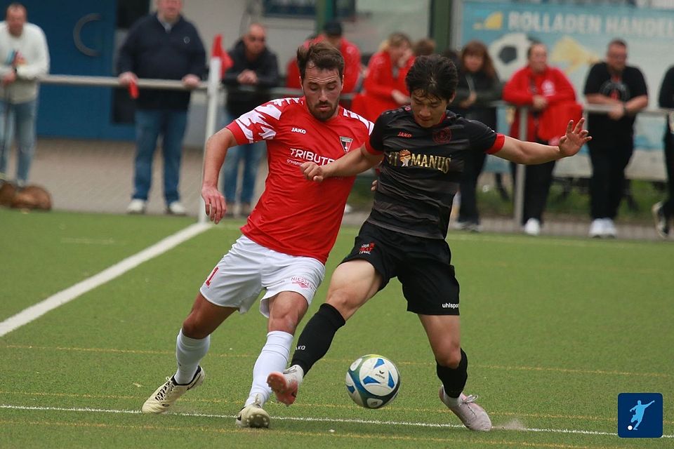 Mit Leidenschaft und Emotion will die SpVg Porz (in schwarz) gegen den TuS Königsdorf bestehen.