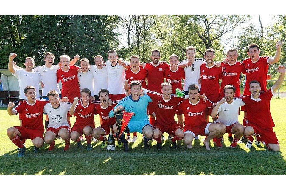 ES IST VOLLBRACHT: Die SGM Warthausen/Birkenhard bejubelt den Meistertitel und den Aufstieg in die Bezirksliga. (Foto: Volker Strohmaier)