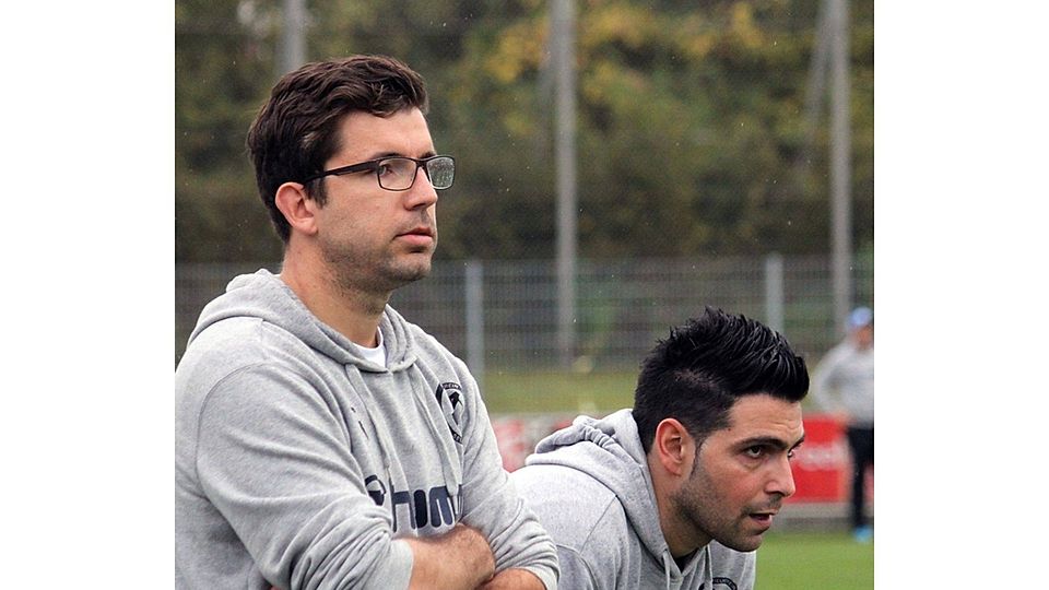 Das Trainergespann des SV Seligenporten, Florian Schlicker (l.) und Serdal Güdogan bleibt dem Regionalligisten ein weiteres Jahr erhalten. Foto: Weller