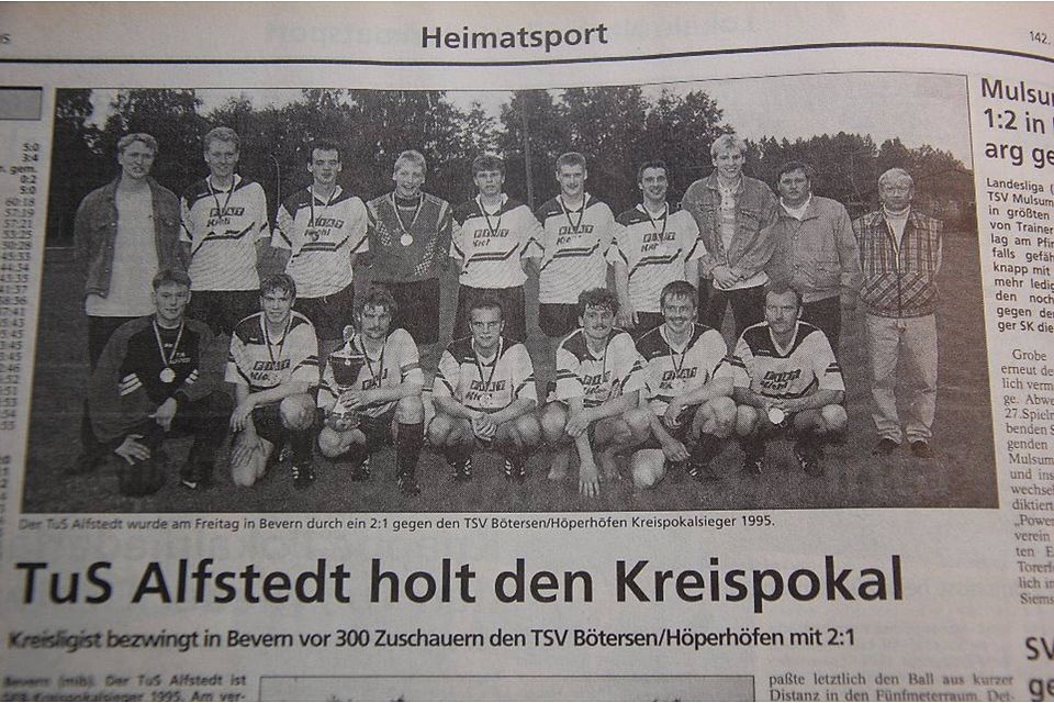In Bevern gewinnt die Mannschaft des TuS Alfstedt um Kapitän Volker Baur (mit Pokal) und Trainer Hans-Hermann Rotermund (obere Reihe rechts) den DFB-Kreispokal. Foto: BZ-Archiv