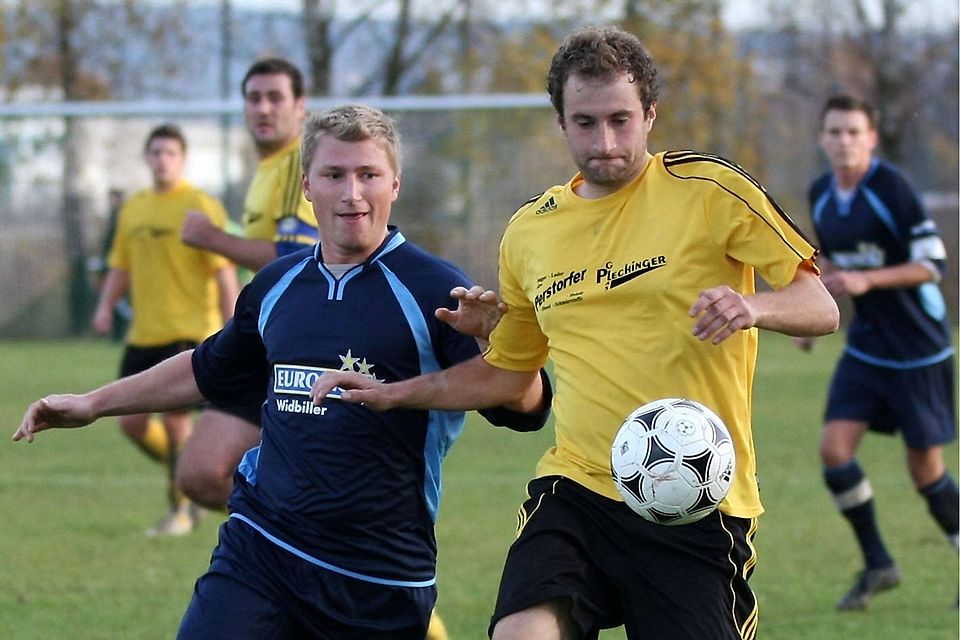 Höcking/Ganacker (gelb) und Ottering (blau) duellieren sich mit Niederpöring, Gergweis und Reichstorf um Platz ZweiF: Charly Becherer Höcking/Ganacker (gelb) und Ottering (blau) duellieren sich mit Niederpöring, Gergweis und Reichstorf um Platz ZweiF: Charly Becherer