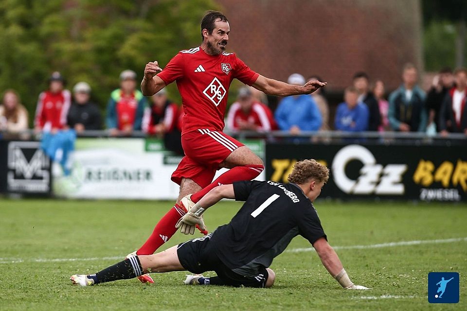 Jan Pysek (im roten Trikot) war für den FC Langdorf ein Glücksfall 