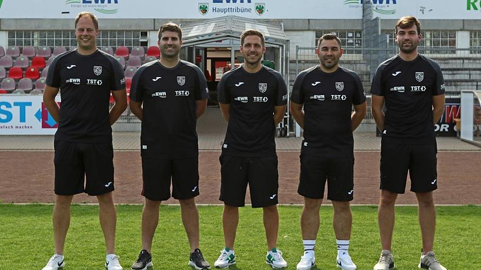 Viel Wormatia-Knowhow auf einem Bild: Das neue Trainerteam der Wormser mit Torwarttrainer Christian Adam, Torwarttrainer-Assistent Mario Miltner, Trainer Maximilian Mehring, Co-Trainer Mario Cuc und Teammanager Marvin Landler (v.l.n.r.).	Foto: pakalski-press/Christine Dirigo
