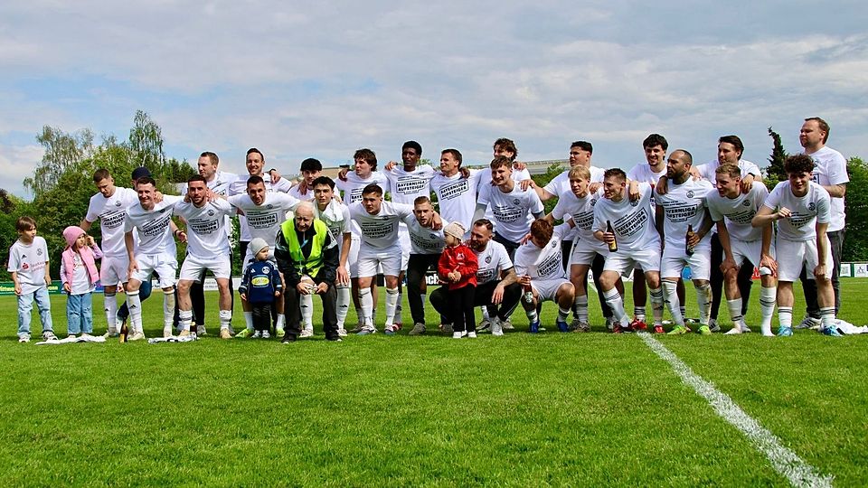 Die Meistermannschaft aus Landshut feiert nach einer herausragenden Saison der verdienten Titel