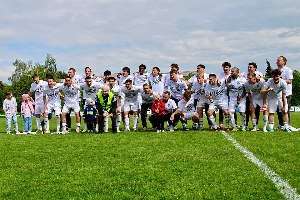 Die Meistermannschaft aus Landshut feiert nach einer herausragenden Saison der verdienten Titel