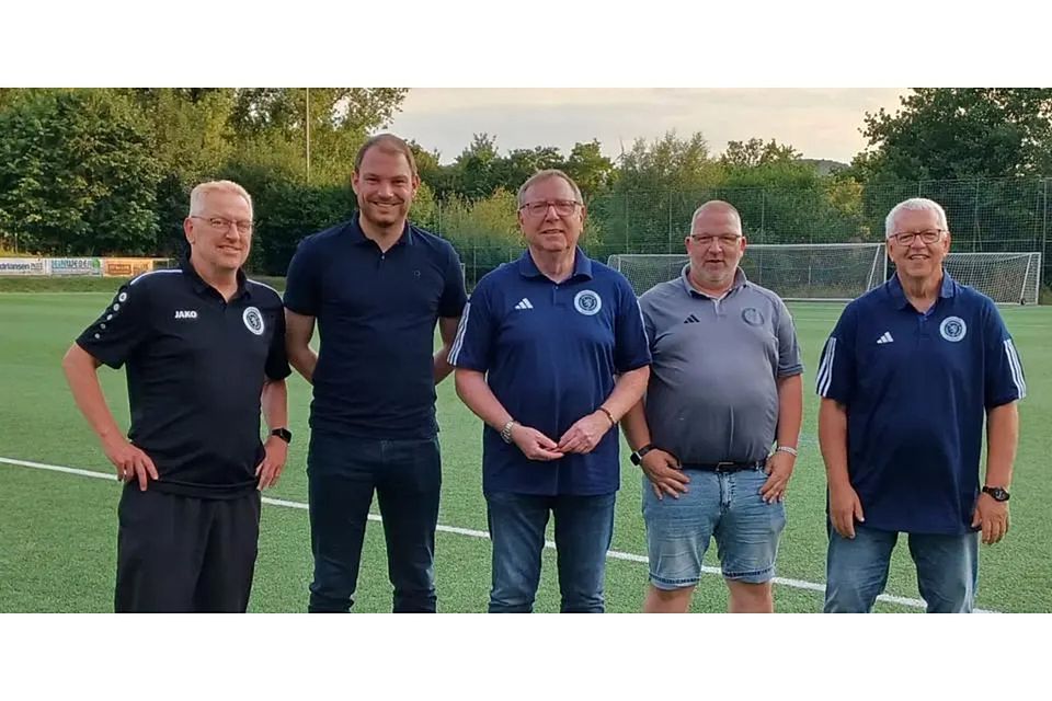 Die Phalanx der Verbandsfunktionäre präsentiert sich im Rahmen der Kreisligentagung auf dem Weidenhäuser Kunstrasen: (von links) Holger Walter (Stellvertretender Vorsitzender des Kreissportgerichts und Einzelrichter), Kreisschiedsrichterobmann Moritz Harbusch, Kreisfußballwart Diether Achenbach, Jörg Sperling (Klassenleiter Kreisklasse) und Volkmar Pfeiffer (Stellvertretender Kreisfußballwart und Klassenleiter A- und B-Liga). © Fußballkreis Biedenkopf