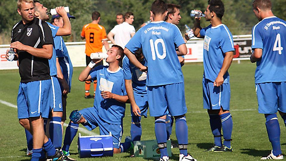 Will die Spieler des SV Obergessertshausen (in blau) nach vorne bringen: Trainer Thomas Bock.  Foto: Axel Schmidt