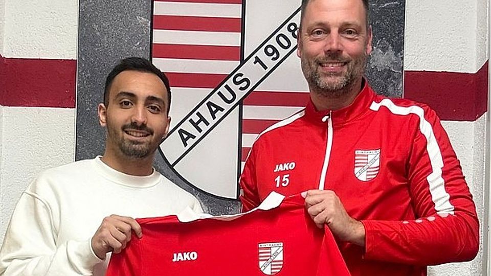 Ahaus-Coach Frank Wegener (rechts) mit Sommerneuzugang Bugra Günes.