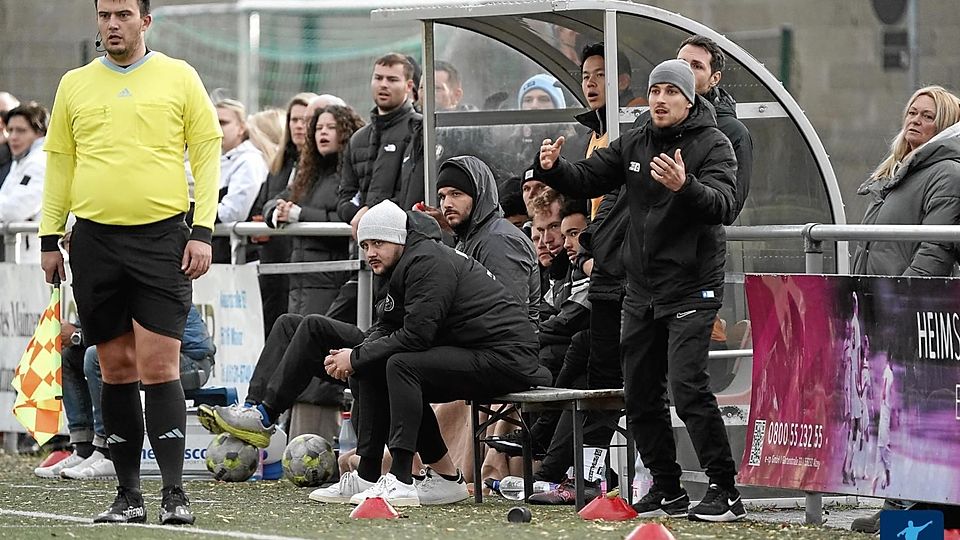Die Zeit von Interimstrainer Damir Bektasevic (vorne rechts) geht nach dem Spiel gegen Hohenecken zu Ende - zumindest in der aktuellen Funktion.