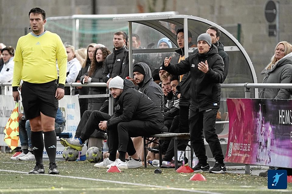 Die Zeit von Interimstrainer Damir Bektasevic (vorne rechts) geht nach dem Spiel gegen Hohenecken zu Ende - zumindest in der aktuellen Funktion. Die Zeit von Interimstrainer Damir Bektasevic (vorne rechts) geht nach dem Spiel gegen Hohenecken zu Ende - zumindest in der aktuellen Funktion.