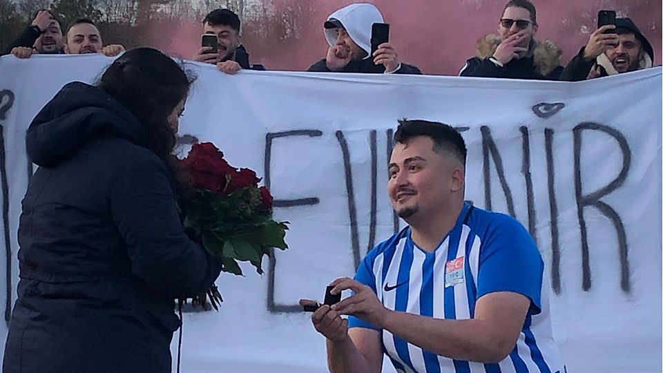 Bünyamin Savran vom TFC Werther macht seiner Freundin Zülal Usta einen Heiratsantrag nach dem Spiel.