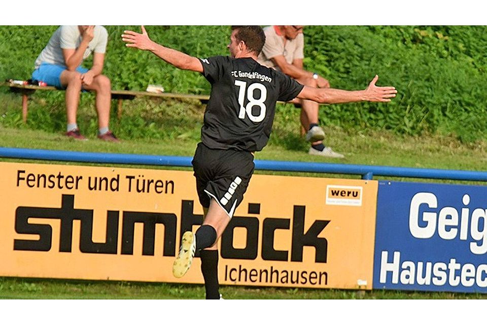 Thomas Schwer schwer lässt sich feiern. Der spielende Co-Trainer schoss seinen FC Gundelfingen in Führung und durfte am Ende einen unerwarteten Derbysieg in Ichenhausen bejubeln.  Foto: Walter Brugger
