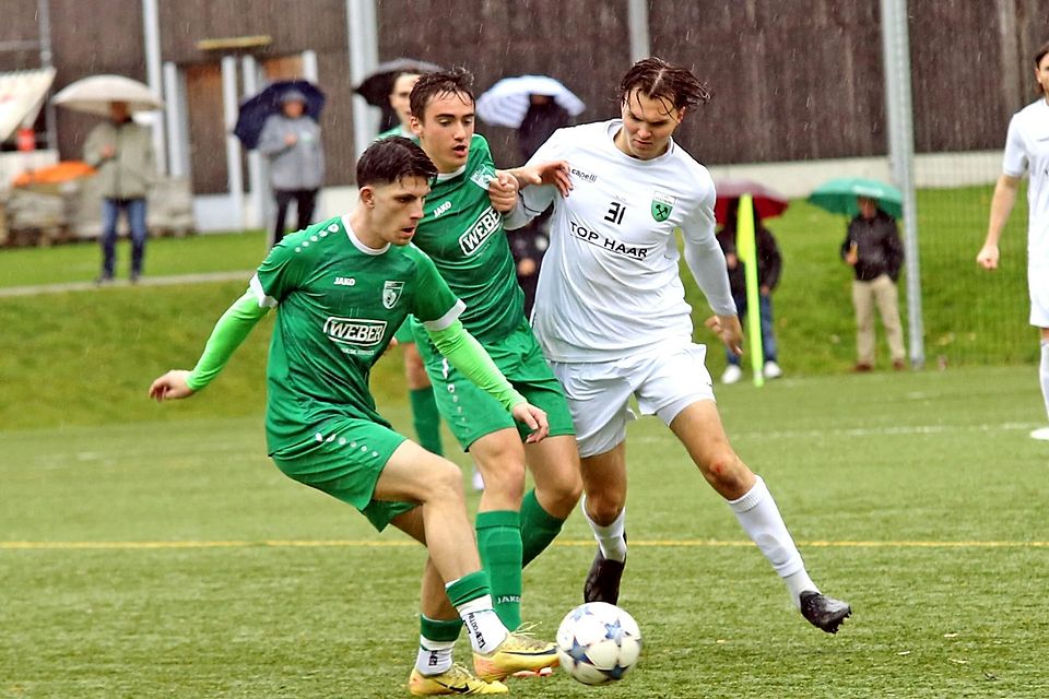 Lange hielt die Gegenwehr der BCF-Kicker um (v.li.) Benni Kuqi und Juri Falch nicht an, dann schossen Jonas Kirschner und seiner Penzberger ein 7:0 heraus. Lange hielt die Gegenwehr der BCF-Kicker um (v.li.) Benni Kuqi und Juri Falch nicht an, dann schossen Jonas Kirschner und seiner Penzberger ein 7:0 heraus.