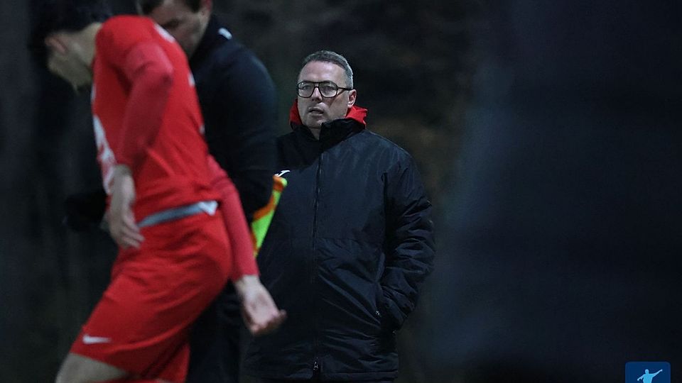 Keine einfache Mission: Sascha Amstätter muss in Okriftel als Coach den Umbruch bewältigen. Rein ergebnistechnisch ging der Start beim designierten Verbandsliga-Absteiger in die Hose..