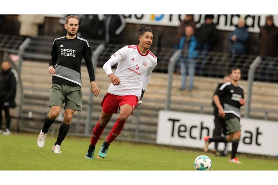 Shaban Almeida (weißes Trikot) traf im Test gegen die SG Geichlingen doppelt. Foto: Sebastian J. Schwarz