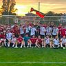 Unterm Vilsecker Sonnenuntergang feiert der SC Luhe-Wildenau II den Kreisliga-Verbleib.