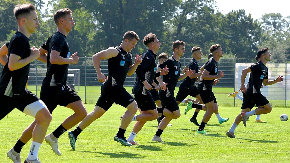 Auf in die neue Saison: Für die Ulmer Fußballer hat am Montagvormittag eine kurze, aber intensive Vorbereitungsphase begonnen. Täglich stehen zwei Einheiten auf dem Programm.