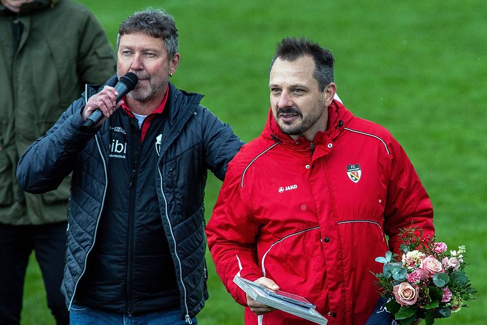 Rekordmann: Lengdorfs Fußball-Abteilungsvize Dietmar Fischer (l.) ehrte Alex Stark.