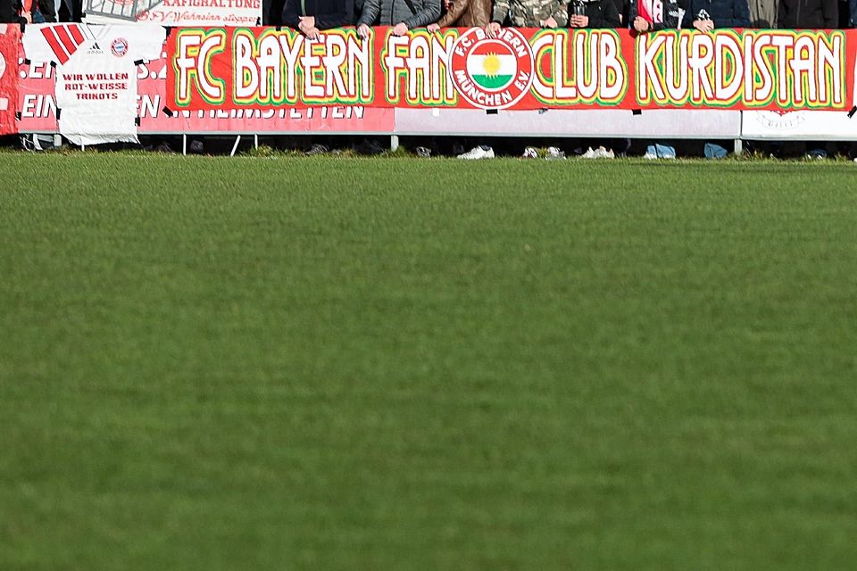 Offenbar dieses Banner sorgte beim Derby zwischen Türkgücü München und dem FC Bayern II zum Spielabbruch.