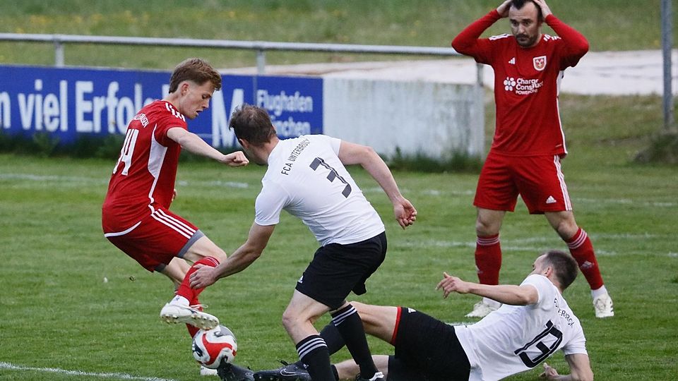 Wer stellt wem ein Bein? Sowohl der FCA Unterbruck (weiße Trikots) als auch der TSV Allershausen (rote Trikots) könnte noch in den Kampf um den Aufstieg eingreifen.