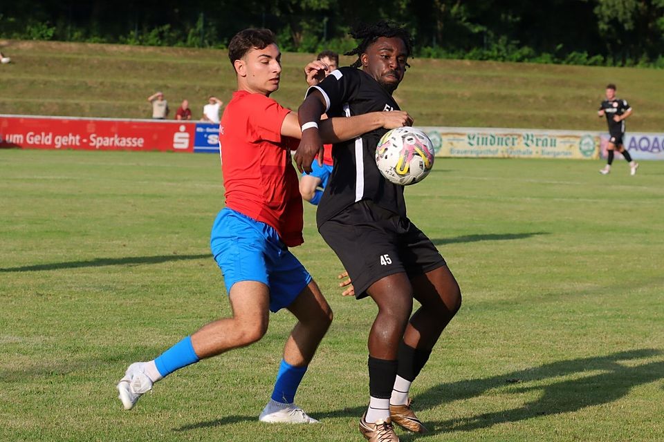 Noah Aklassou (rechts) erzielte die zwischenzeitliche 1:0-Führung für den 1. FC Passau.