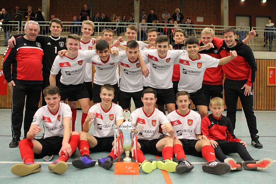 Die B-Junioren der Spvg. 20 Brakel jubeln über den Sieg in Höxter: (hinten von links) Betreuer Siegfried Dwelck, Moritz Wiegand, Kai Wulf, Luca Meyer, Jaden Dwelck, Melvin Sommerfeld, Jonas Nolte, Mark Schubel, Trainer Thorsten Kraut sowie (Mitte von links) Finn Christoph, Ramazan Demirtas, Gianluca Martina, Nils Mönnekes, Jasper Süllwold und (vorne von links) Justin Groß, Alexander Wehrmann, Julian Tobie, Luca Seel und Linus Köring. 