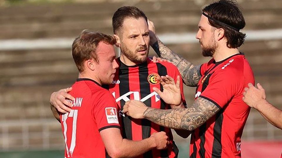 Stefan Oerterer (Mitte) greift nochmal in der Westfalenliga an.