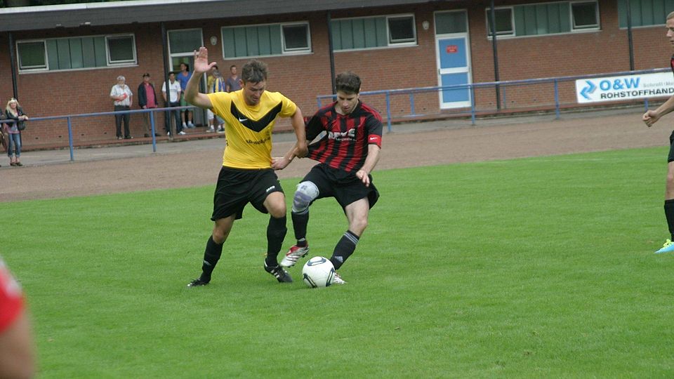 Trikottest beim zweiten Tag der Feldfußballstadtmeisterschaften: Falke Bergrath (rechts) und SV Nothberg lieferten sich ein spannendes Spiel gestern Abend im Waldstadion. Foto: Patrick Nowicki