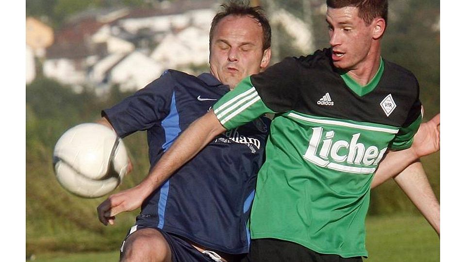 Hitziger Zweikampf bei heißen Temperaturen: Ermin Sefic (links) und Lichs Stürmer Andreas Heinl. Fotos (2) Ben