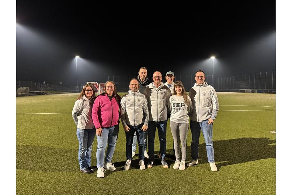 Die Führung des Jugendfördervereins Ulfenbachtal mit Vorsitzenden Sascha Thiemke (Aschbach, Mitte) und seinem Stellvertreter Arne Wilhelms (Affolterbach, Dritter von links). Weiter gehören dem Vorstand an: Kassenwartin Anja Schons, Schriftführerin Andrea Pecher sowie die Beisitzer Gregor Lohnert, Torsten Mattingly, Torsten Schmidt und Kai Horle. 	Foto: Sascha Thiemke