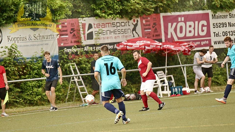 Der 1.FC Nackenheim II ( hier mit Jens Friederich am Ball ) bleibt den beiden Spitzenteams auf den Fersen +++ F: Haas