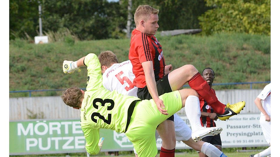 Julian Blöchl (rot-schwarzes Trikot) übernimmt den Trainerposten beim SV Kumreut F: Ritzinger