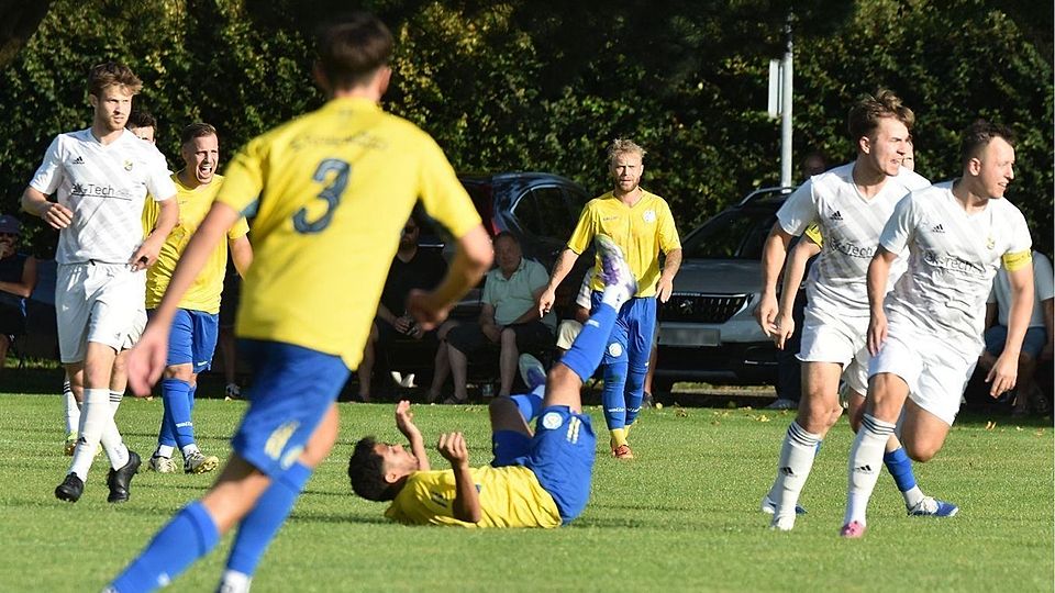 Mächtig aufs Kreuz gefallen sind die Brucker beim SC Schöngeising, wie hier Brucks Spielertrainer Nickoy Ricter