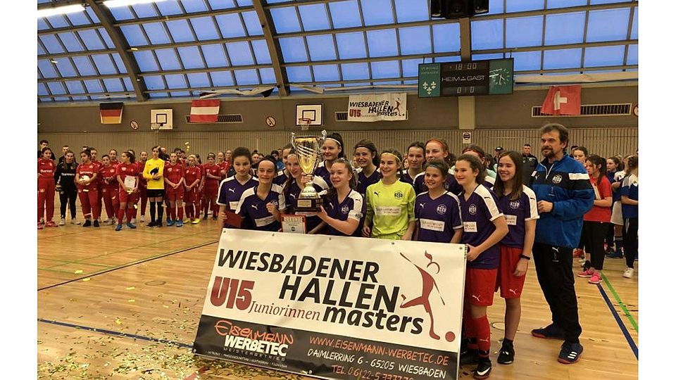So sehen Sieger aus: Die U 15 der SGS Essen bejubelt den Sieg beim Wiesbadener Hallenmasters.