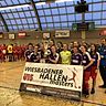 So sehen Sieger aus: Die U 15 der SGS Essen bejubelt den Sieg beim Wiesbadener Hallenmasters.