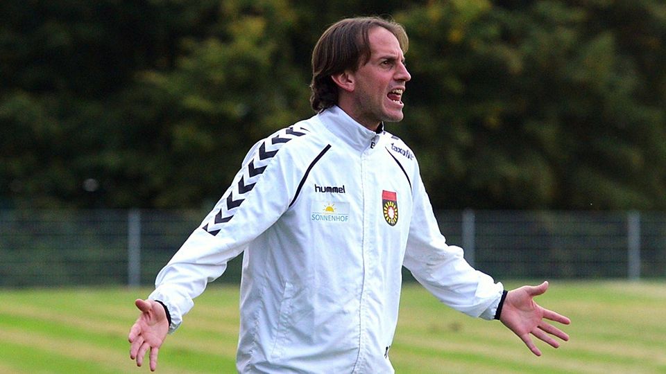 Der alte und neue Cheftrainer Rüdiger Rehm gibt an der Seitenlinie wieder den Takt vor. Foto: Baur