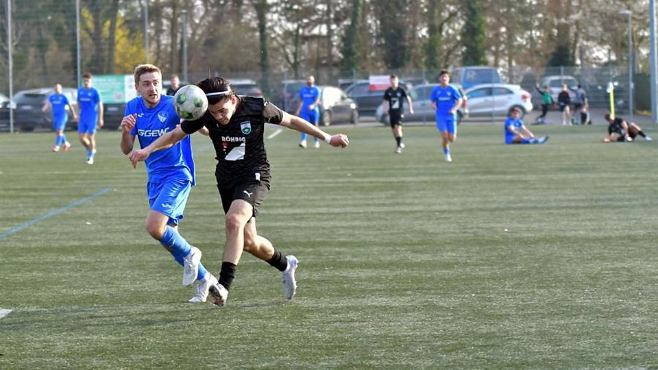 Routine gegen Jugend: Sergej Pineker (SC Olympia Lorsch, links), 39 Jahre, gegen Emirhan Efe (Starkenburgia Heppenheim), etwas über zwanzig.	Foto: Dagmar Jährling