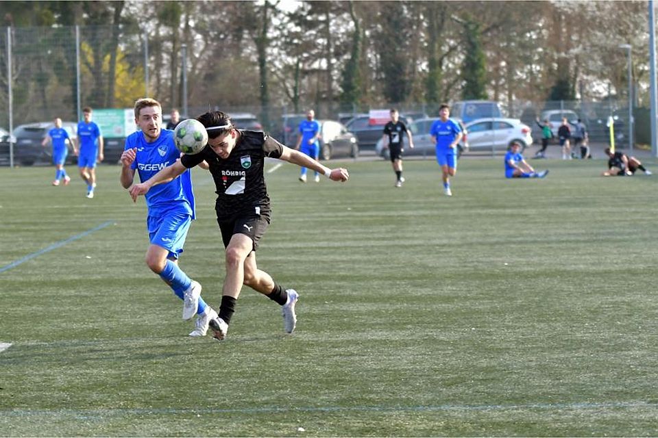 Routine gegen Jugend: Sergej Pineker (SC Olympia Lorsch, links), 39 Jahre, gegen Emirhan Efe (Starkenburgia Heppenheim), etwas über zwanzig.	Foto: Dagmar Jährling