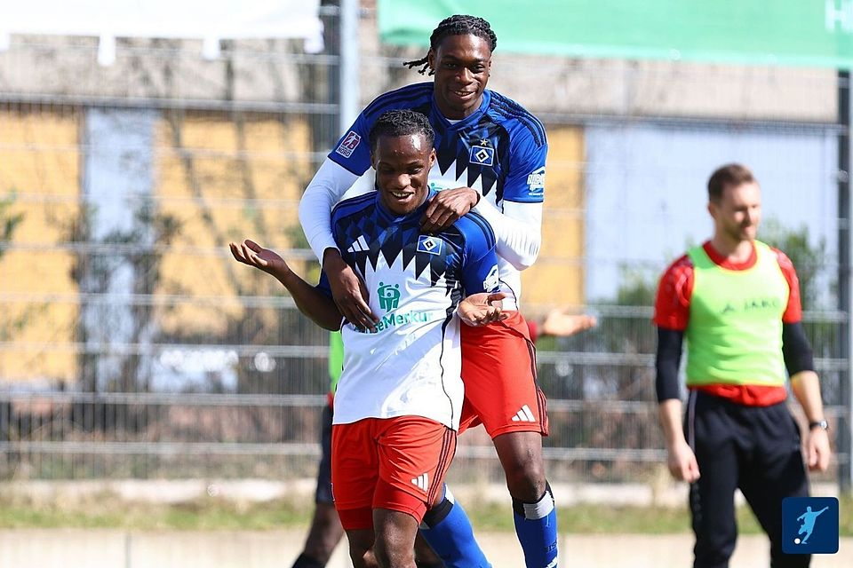 Maurice Boakye bejubelt zusammen mit Shafiq Nandja eines seiner Tore. Maurice Boakye bejubelt zusammen mit Shafiq Nandja eines seiner Tore.