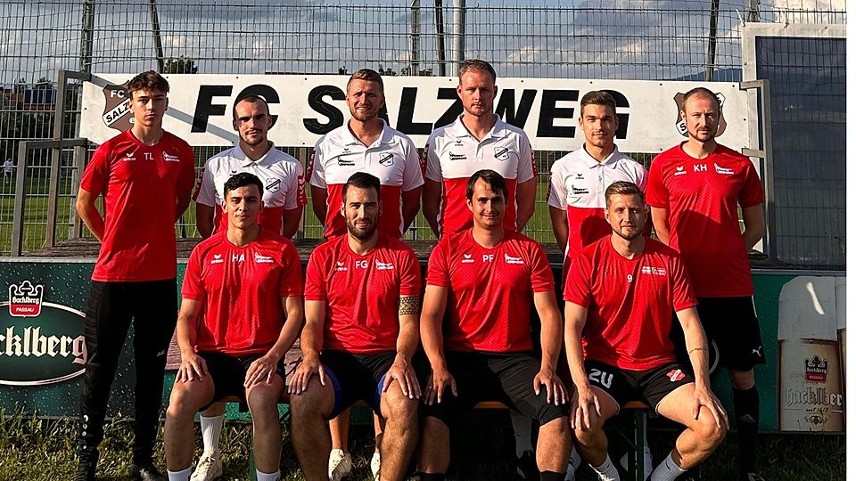 Die Verantwortlichen des FC Salzweg mit ihren Neuzugängen 